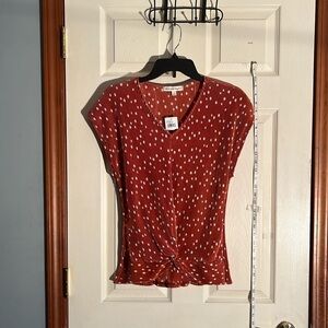 NWT-above and beyond-burnt orange/white dot-ribbed, twisted knot front top.